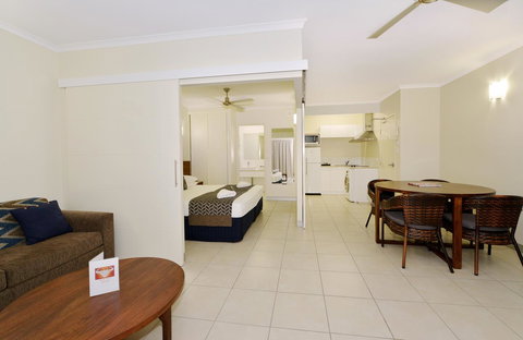 Cairns Queenslander Hotel & Apartments - Maitland Accommodation 10