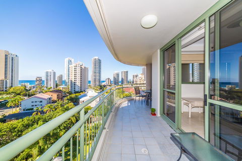 The Meriton Apartments On Main Beach - Maitland Accommodation 10