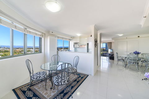 The Meriton Apartments On Main Beach - Maitland Accommodation 15