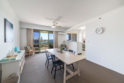 The Meriton Apartments On Main Beach - Maitland Accommodation 14