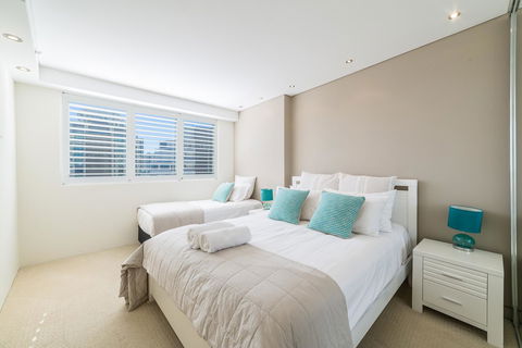 The Meriton Apartments On Main Beach - Maitland Accommodation 6