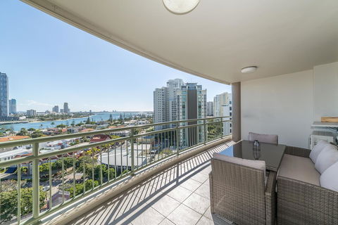 The Meriton Apartments On Main Beach - Maitland Accommodation 23