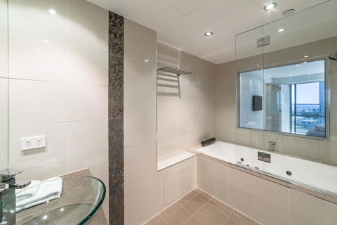 The Meriton Apartments On Main Beach - Maitland Accommodation 8
