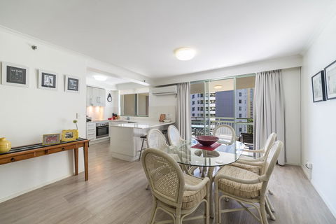 The Meriton Apartments On Main Beach - Maitland Accommodation 2