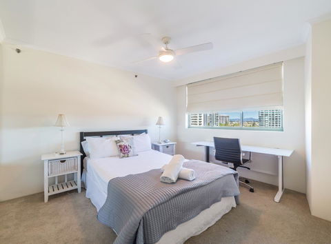 The Meriton Apartments On Main Beach - Maitland Accommodation 11