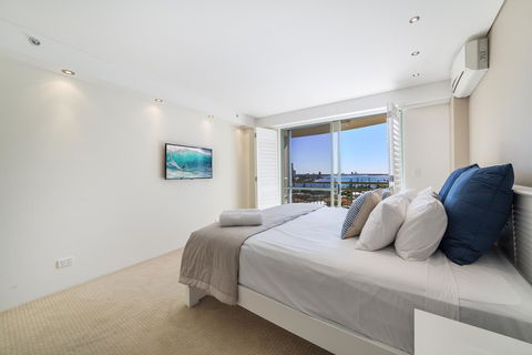 The Meriton Apartments On Main Beach - Maitland Accommodation 5