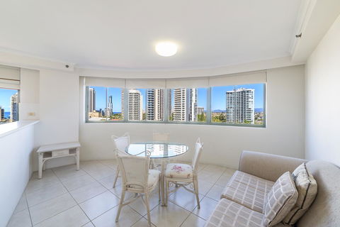 The Meriton Apartments On Main Beach - Maitland Accommodation 4