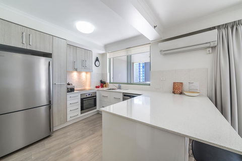 The Meriton Apartments On Main Beach - Maitland Accommodation 12