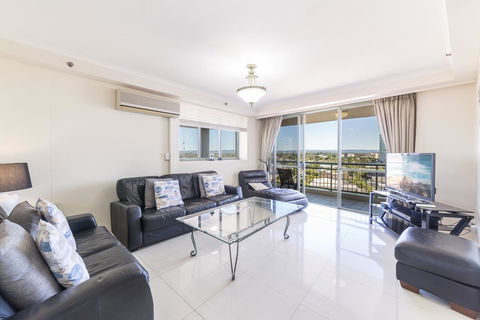 The Meriton Apartments On Main Beach - Maitland Accommodation 13