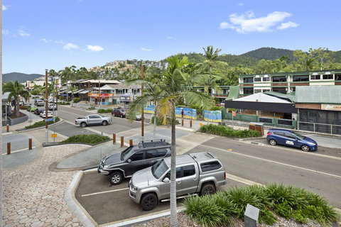 Location! 2BR Town View Unit In Centre Of Airlie. - Maitland Accommodation 1
