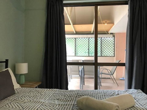 Location! 2BR Town View Unit In Centre Of Airlie. - Maitland Accommodation 24