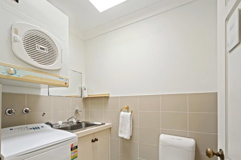 Location! 2BR Town View Unit In Centre Of Airlie. - Maitland Accommodation 18