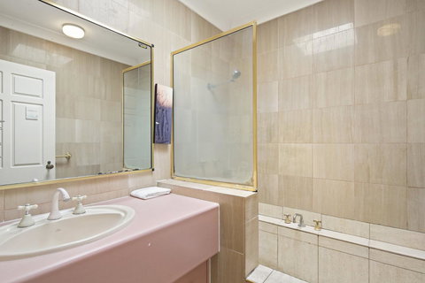 Location! 2BR Town View Unit In Centre Of Airlie. - Maitland Accommodation 3