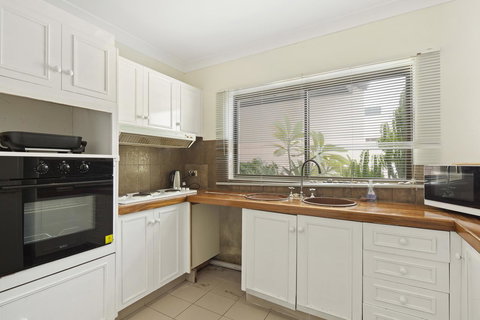 Location! 2BR Town View Unit In Centre Of Airlie. - Maitland Accommodation 11