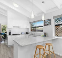 Beautiful Home- Walk to Beach-Short drive to Noosa - Maitland Accommodation