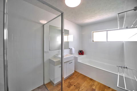 Surf Dance Apartments - Maitland Accommodation 26