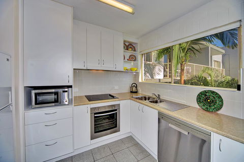Surf Dance Apartments - Maitland Accommodation 15