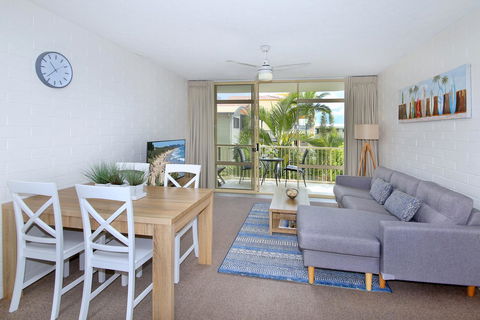 Surf Dance Apartments - Maitland Accommodation 4