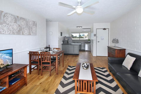 Surf Dance Apartments - Maitland Accommodation 6