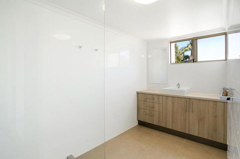 Surf Dance Apartments - Maitland Accommodation 30