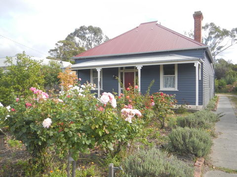 Yarram Cottage: Art And Accommodation - Maitland Accommodation 0