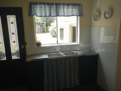 Yarram Cottage: Art And Accommodation - Maitland Accommodation 2