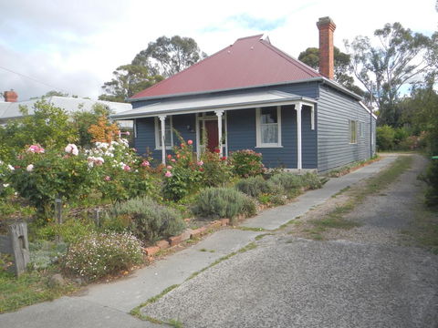 Yarram Cottage: Art And Accommodation - Maitland Accommodation 1
