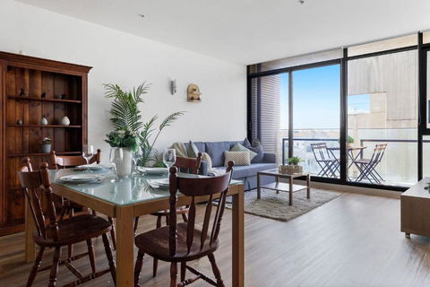 A Chic 2BR Apt Near Melbourne Uni FREE Parking - Maitland Accommodation 0