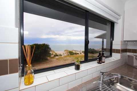 Absolute Beachfront Sandy Feet 2 Upstairs 2 Bedroom Apartment Beach Stayz Semaphore - Maitland Accommodation 2
