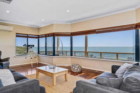 Absolute Oceanfront Escape - Maitland Accommodation 3