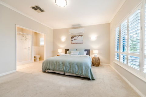 Absolute Oceanfront Escape - Maitland Accommodation 4