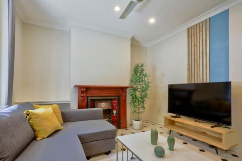 Affordable 3 Bedroom House Darlinghurst With 2 E-Bikes Included - Maitland Accommodation 0