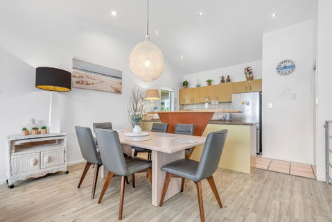 Andari Apartment 2, Sunshine Beach, Beachfront Street And Just Steps To Surf-club - Maitland Accommodation 2