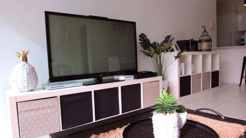 Aircon, Nespresso, Wine - Maitland Accommodation 4