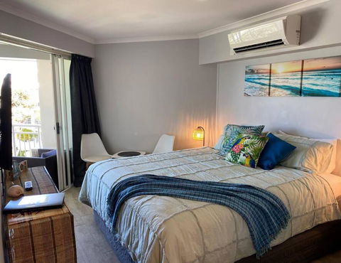 Alex Heads Beachfront Resort King Bed Studio Room - Maitland Accommodation 1