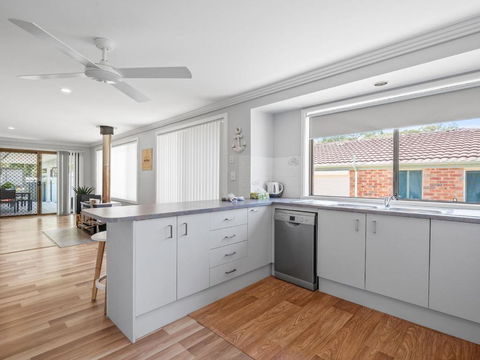 Alka Beach House - Maitland Accommodation 4