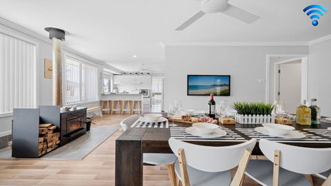 Alka Beach House - Maitland Accommodation 0