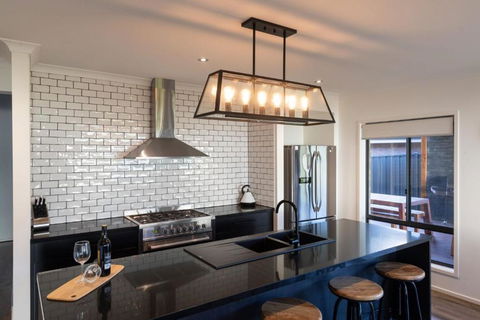 Alpine Knights Stylish Luxury - Maitland Accommodation 0