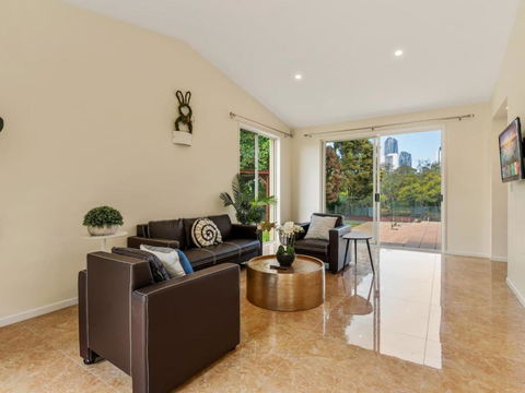 Amazing Broadwater City View Holiday Home With Pool - Maitland Accommodation 4