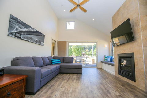 Amber Mist Villa - One - Maitland Accommodation 0