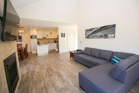 Amber Mist Villa - One - Maitland Accommodation 2