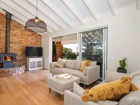 Anacapri - Pet Friendly - Opposite Beach - Fireplace - Maitland Accommodation 2