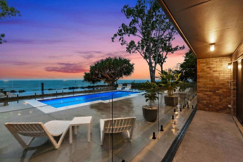 Autumn On The Esplanade - Maitland Accommodation 0