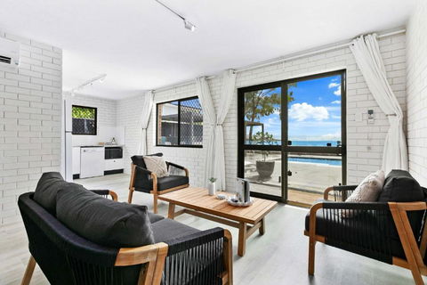 Autumn On The Esplanade - Maitland Accommodation 2