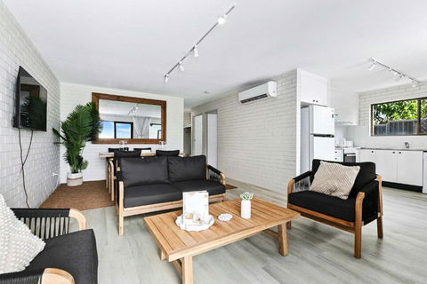 Autumn On The Esplanade - Maitland Accommodation 1