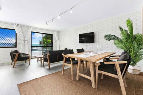 Autumn On The Esplanade - Maitland Accommodation 3