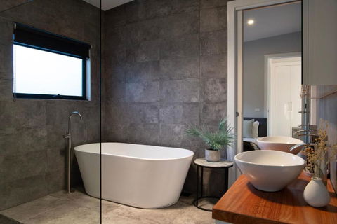 Away - Maitland Accommodation 2