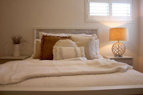 Ayada Villa - Pet Friendly - 1 Min To Beach - Maitland Accommodation 1