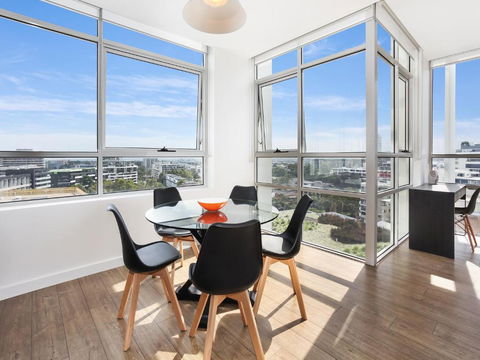 As The Sun Sets - Modern And Spacious 2BR Zetland Apartment Facing The Setting Sun - Maitland Accommodation 1