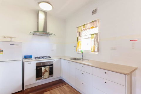 B8 Crawley Apartment 1 BRM & Sleepout Near UWA - Maitland Accommodation 2